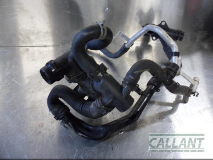 Thermostat housing Jaguar XE 2.0 D EPerformance 16V JDE40345 204DTD