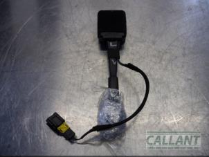 Gebrauchte Sicherheitsgurt Schließe links vorne Opel Corsa F (UB/UH/UP) 1.2 12V 75 Preis € 30,25 Mit Mehrwertsteuer angeboten von Garage Callant