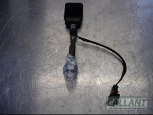 Gebrauchte Sicherheitsgurt Schließe rechts vorne Opel Corsa F (UB/UH/UP) 1.2 12V 75 Preis € 30,25 Mit Mehrwertsteuer angeboten von Garage Callant