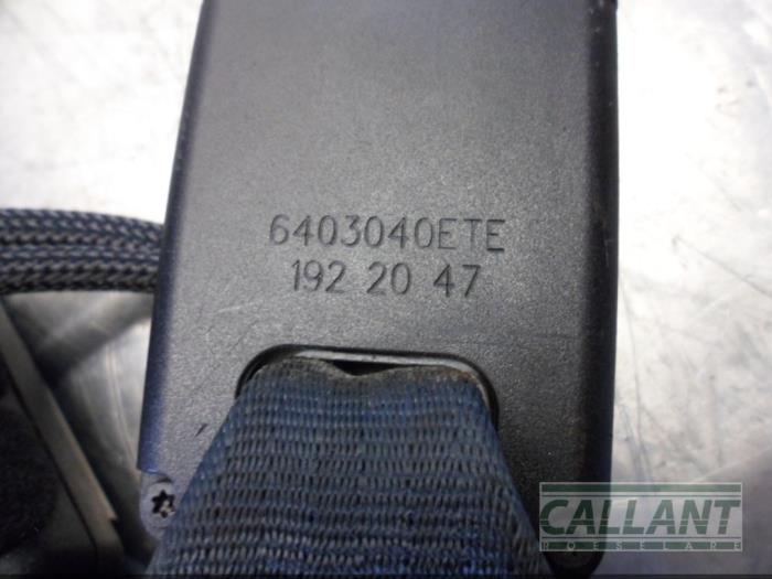 Insertion ceinture de sécurité arrière centre d'un Opel Corsa F (UB/UH/UP) 1.2 12V 75 2021