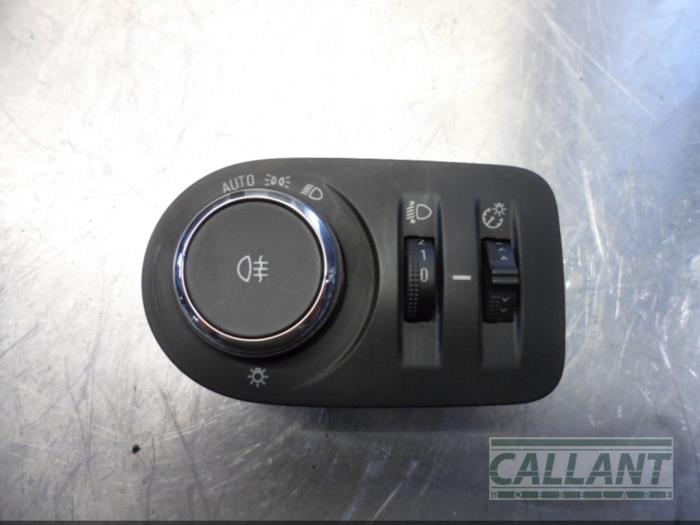 Licht Schalter van een Opel Corsa F (UB/UH/UP) 1.2 12V 75 2021