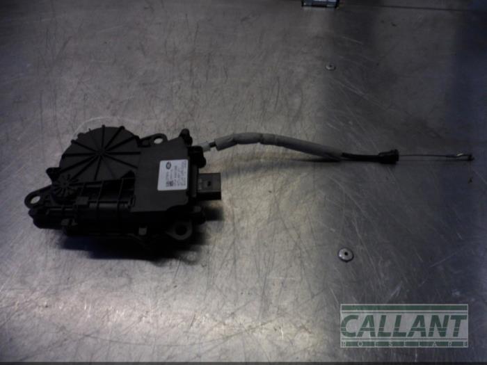 Boot motor from a Land Rover Range Rover IV (LG) 3.0 TDV6 24V 2015