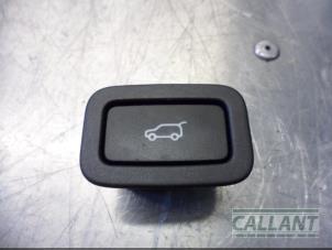 Used Tailgate switch Landrover Range Rover IV (LG) 3.0 TDV6 24V Price € 18,15 Inclusive VAT offered by Garage Callant
