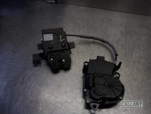 Używane Mechanizm zamka tylnej klapy Landrover Range Rover IV (LG) 3.0 TDV6 24V Cena € 60,50 Z VAT oferowane przez Garage Callant