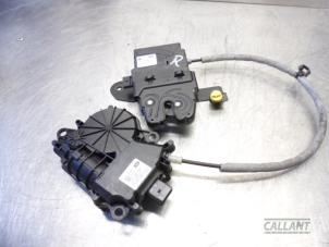 Używane Mechanizm zamka tylnej klapy Landrover Range Rover IV (LG) 3.0 TDV6 24V Cena € 60,50 Z VAT oferowane przez Garage Callant