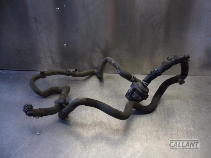Begagnade Extra vattenpump Landrover Range Rover IV (LG) 3.0 TDV6 24V Pris € 90,75 Inklusive moms erbjuds av Garage Callant