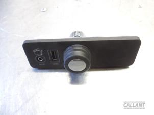Usados Conexión AUX-USB Landrover Range Rover IV (LG) 3.0 TDV6 24V Precio € 30,25 IVA incluido ofrecido por Garage Callant