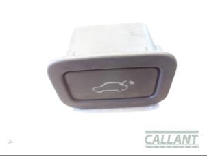 Used Tailgate switch Landrover Range Rover Evoque (LVJ/LVS) 2.0 D 180 16V 5-drs. Price € 12,10 Inclusive VAT offered by Garage Callant