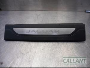 Używane Próg drzwi prawa Jaguar XF Sportbrake 2.0d 163 E-Performance 16V Cena € 18,15 Z VAT oferowane przez Garage Callant