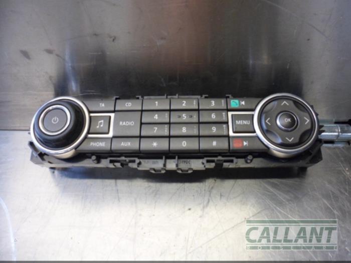 Radio control panel from a Land Rover Freelander II 2.2 eD4 16V 2013