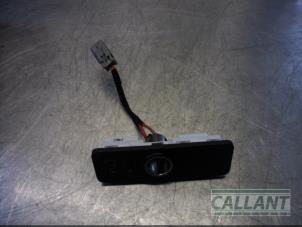 Używane Zlacze AUX/USB Landrover Freelander II 2.2 eD4 16V Cena € 24,20 Z VAT oferowane przez Garage Callant