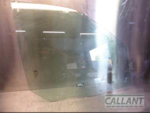 Używane Szyba drzwi prawych przednich wersja 4-drzwiowa Landrover Freelander II 2.2 eD4 16V Cena € 30,25 Z VAT oferowane przez Garage Callant