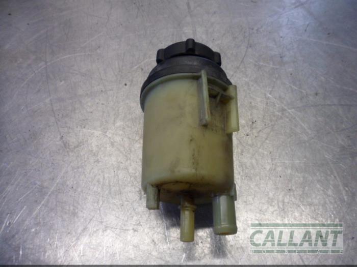 Power steering fluid reservoir