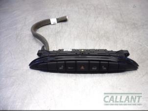Używane Przelacznik swiatel awaryjnych Jaguar XJ (X350) 6 3.0 V6 24V Cena € 60,50 Z VAT oferowane przez Garage Callant