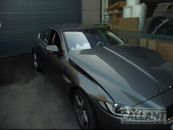 Afficheur tête haute d'un Jaguar XE 2.0d 180 16V 2015