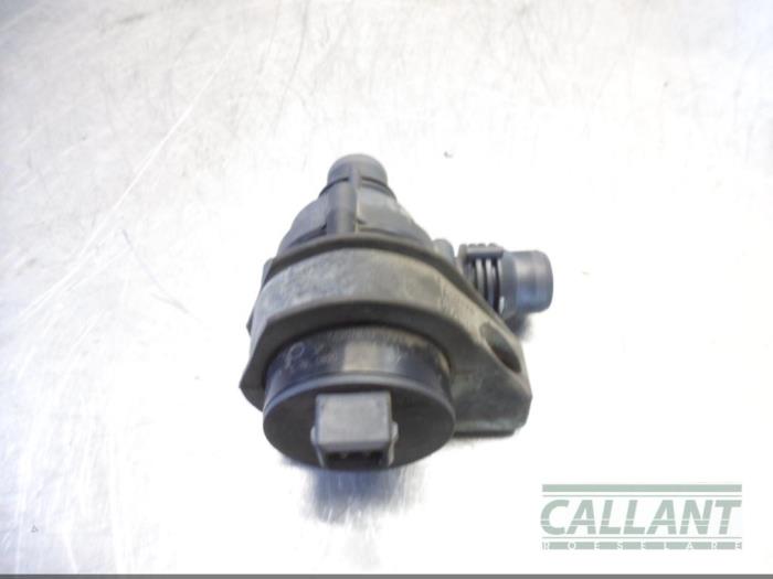 Begagnade Extra vattenpump Landrover Range Rover III (LM) 4.4 V8 32V Pris € 30,25 Inklusive moms erbjuds av Garage Callant
