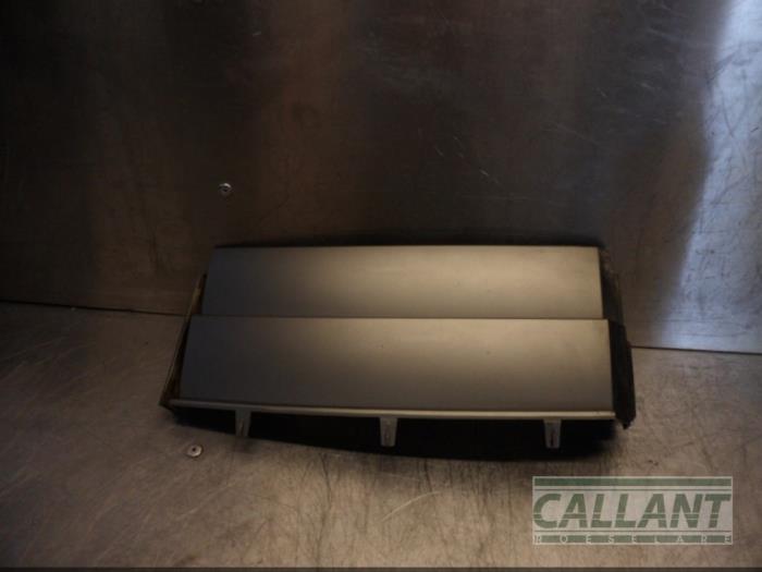 Begagnade Luftgrill, sida Landrover Range Rover III (LM) 4.4 V8 32V Pris € 30,25 Inklusive moms erbjuds av Garage Callant