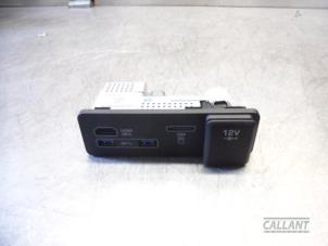 Używane Zlacze AUX/USB Landrover Velar Cena € 60,50 Z VAT oferowane przez Garage Callant