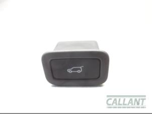 Używane Przelacznik pokrywy bagaznika Jaguar E-Pace 2.0 D 150 16V AWD Cena € 18,15 Z VAT oferowane przez Garage Callant