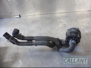Usados Bomba de agua adicional Audi A3 Sportback (8YA) 2.0 30 TDI 16V Precio € 60,50 IVA incluido ofrecido por Garage Callant