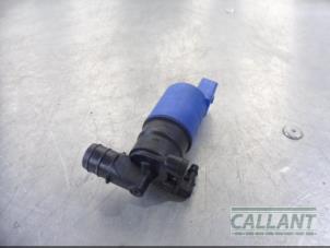 Used Headlight washer pump Jaguar XE 2.0d 180 16V Price € 18,15 Inclusive VAT offered by Garage Callant
