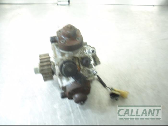 Mechanical fuel pump from a Jaguar XJ (X351) 3.0 D V6 24V 2013