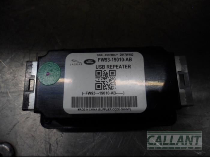 Używane Modul USB Landrover Range Rover Velar (LY) 3.0 D300 AWD Cena € 48,40 Z VAT oferowane przez Garage Callant