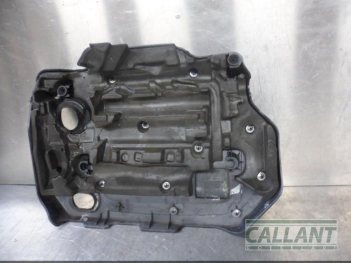 Engine cover from a Alfa Romeo Giulietta (940) 1.6 JTDm 16V 2015
