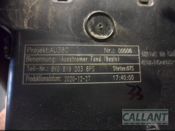 Luchtrooster achter from a Audi A3 Sportback (8YA) 2.0 30 TDI 16V 2021