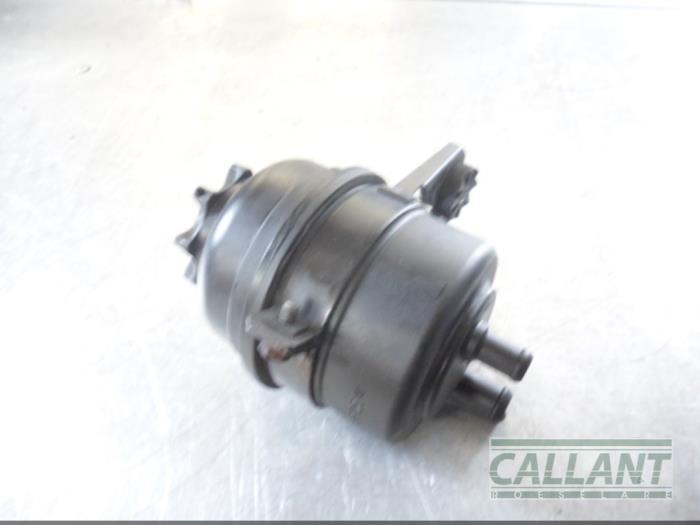 Begagnade Styrservotank Landrover Range Rover III (LM) 4.4 V8 32V Pris € 18,15 Inklusive moms erbjuds av Garage Callant