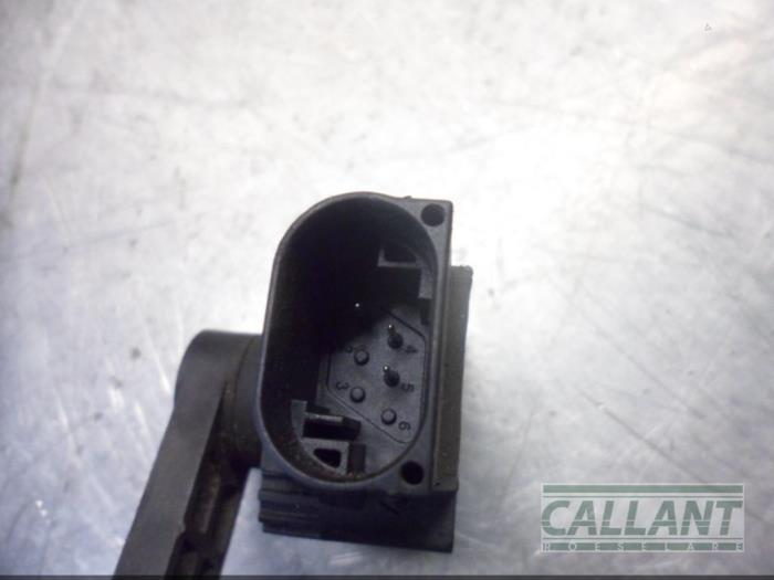 Rear suspension height controller, right from a Land Rover Range Rover IV (LG) 3.0 TDV6 24V 2015