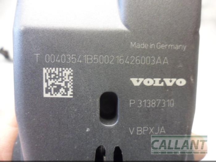 Brake assist sensor from a Volvo V60 I (FW/GW) 2.0 D2 16V 2016