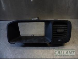 Używane Kratka wentylacyjna deski rozdzielczej Volvo V60 I (FW/GW) 2.0 D2 16V Cena € 30,25 Z VAT oferowane przez Garage Callant
