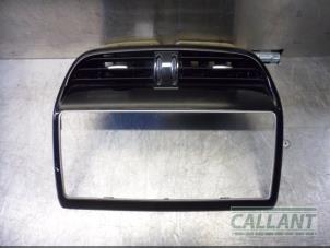 Usados Rejilla de aire de salpicadero Jaguar XE 2.0 D E-Performance 16V Precio € 60,50 IVA incluido ofrecido por Garage Callant