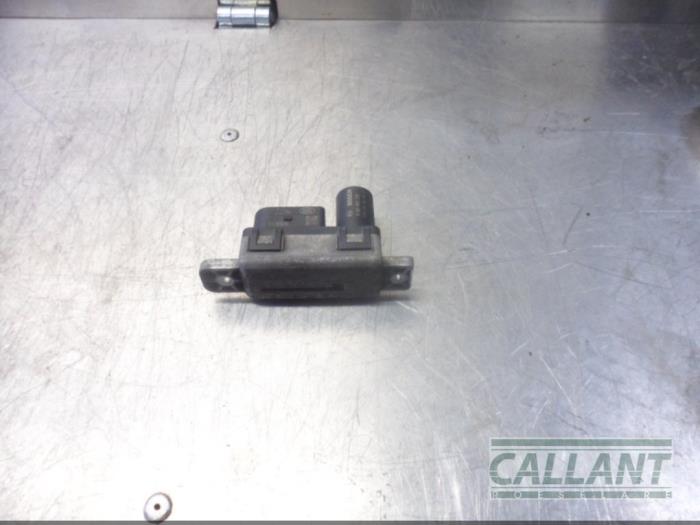 Glow plug relay Jaguar XE 2.0 D EPerformance 16V LR147217