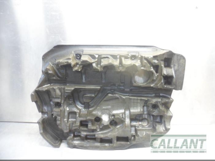 Engine cover from a Volvo V60 I (FW/GW) 2.0 D2 16V 2016