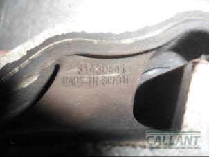 Engine mount from a Volvo V60 I (FW/GW) 2.0 D2 16V 2016
