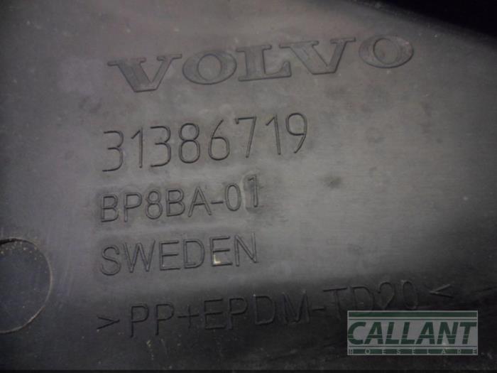 Bumper bottom from a Volvo V60 I (FW/GW) 2.0 D2 16V 2016