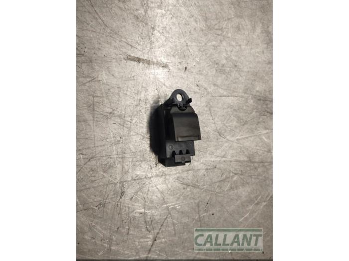 Usados Interruptor de ventanilla eléctrica Landrover Range Rover Evoque (LVJ/LVS) 2.0 D 150 16V Precio € 12,10 IVA incluido ofrecido por Garage Callant