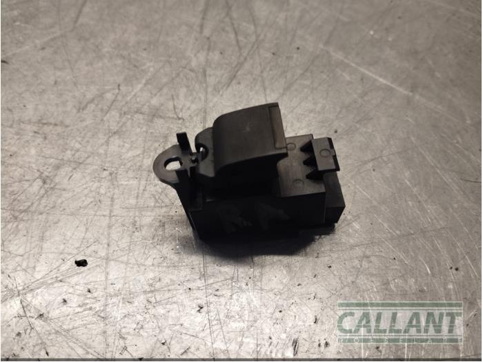 Usados Interruptor de ventanilla eléctrica Landrover Range Rover Evoque (LVJ/LVS) 2.0 D 150 16V Precio € 12,10 IVA incluido ofrecido por Garage Callant