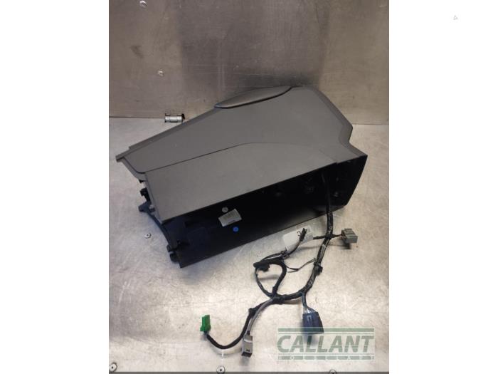 Używane Podlokietnik Volvo S60 II (FS) 2.0 D3 16V Cena € 60,50 Z VAT oferowane przez Garage Callant