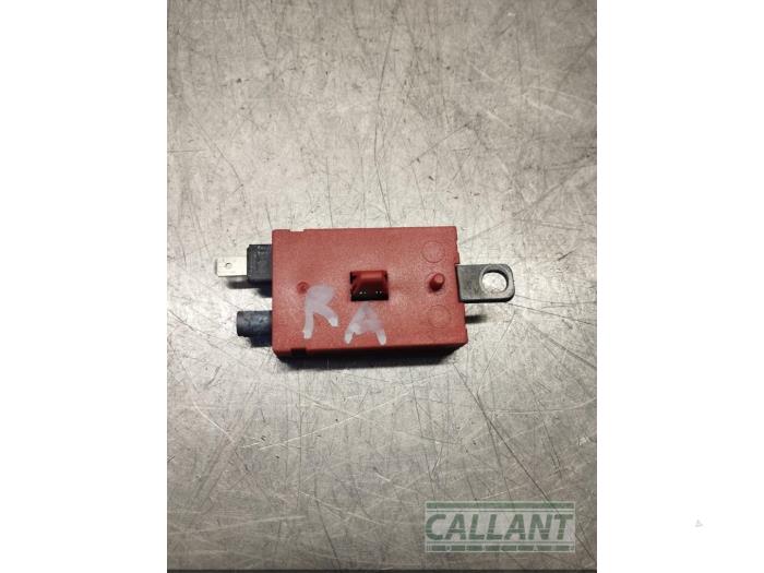 Używane Antena (rózne) Volvo S60 II (FS) 2.0 D3 16V Cena € 24,20 Z VAT oferowane przez Garage Callant