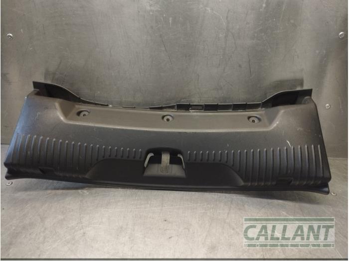 Trunk sill cover protection