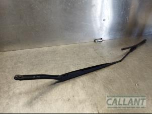 Used Front wiper arm Renault Clio IV (5R) 1.5 Energy dCi 90 FAP Price € 24,20 Inclusive VAT offered by Garage Callant