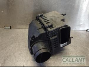 Używane Obudowa filtra powietrza Jaguar XE 2.0d 180 16V Cena € 90,75 Z VAT oferowane przez Garage Callant