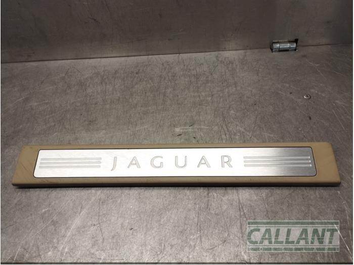 Door sill left from a Jaguar XF (CC9) 2.7 D V6 24V 2010