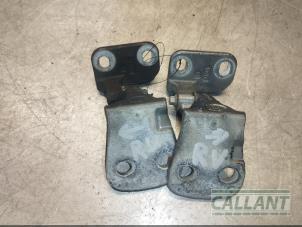 Used Front door hinge, right Landrover Discovery IV (LAS) 3.0 TD V6 24V Price € 30,25 Inclusive VAT offered by Garage Callant