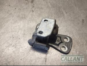 Used Rear door hinge, right Landrover Discovery IV (LAS) 3.0 TD V6 24V Price € 30,25 Inclusive VAT offered by Garage Callant