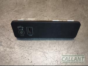 Usados Conexión AUX-USB Landrover Discovery IV (LAS) 3.0 TD V6 24V Precio € 24,20 IVA incluido ofrecido por Garage Callant