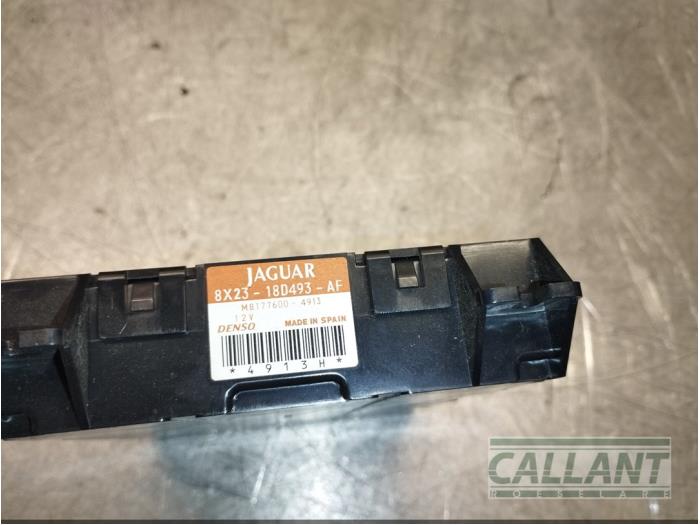Używane Modul climatronic Jaguar XF Cena € 90,75 Z VAT oferowane przez Garage Callant
